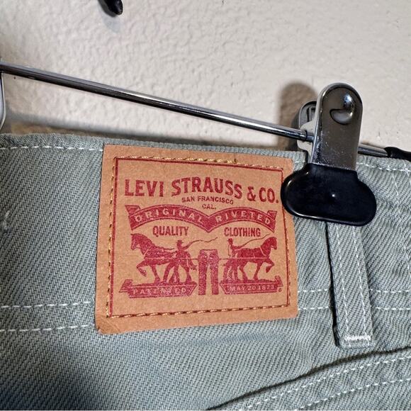 Levi’s Sage Green High Waisted Mom Jean Shorts Womens 24 Classic Beachy Summer - Picture 4 of 8